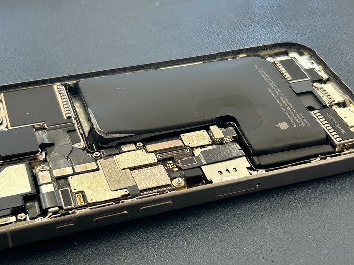岡崎市】iPhone 15 Pro 画面浮いている！？ バッテリー膨張修理